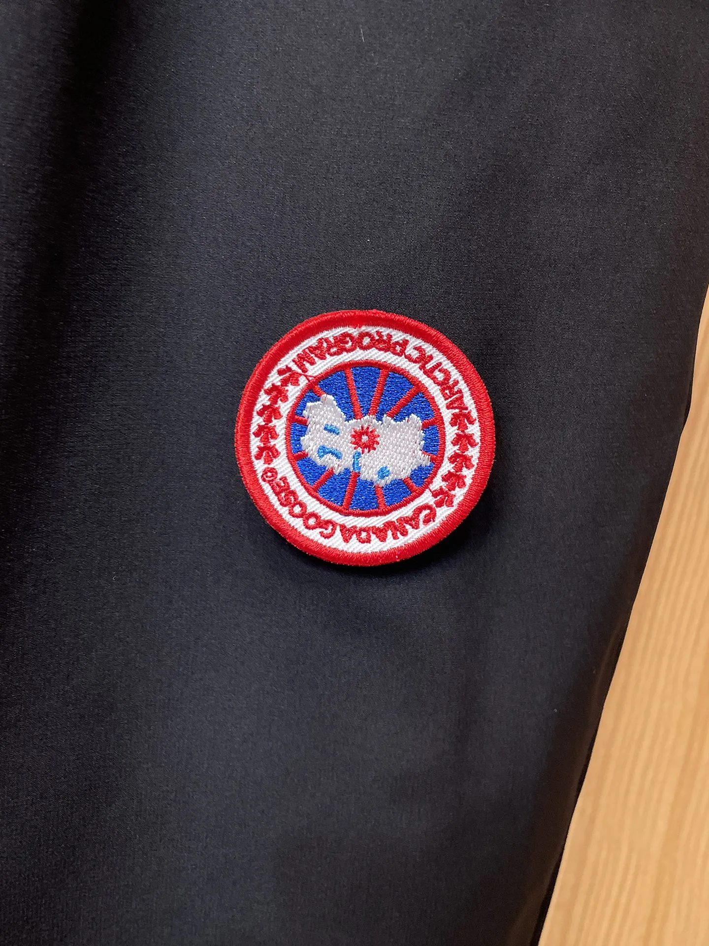 P490 Canada Goose 25 new autumn and winter products🆕Thickened warm down pants are here🌹Winter essential outdoor windproof, lockable and warm. Made of professional-grade outdoor windproof, waterproof and breathable fabric. Lining is filled with 90% white duck down. Lightweight design, lightweight and warm. Seamless gluing process on the inside. Made of light and gall-free velvet fabric to effectively prevent velvet running. Original hardware accessories. Classic logo matching. Simple and versatile. The upper body is stylish and not bulky. The style is the same for men and women! Size: M-3XL.